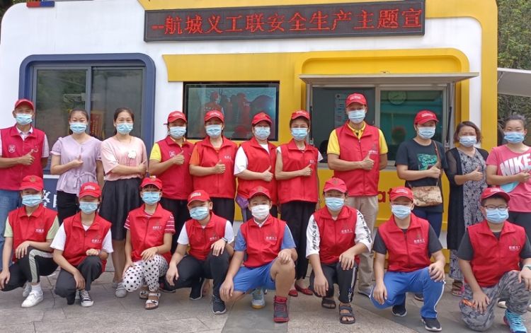 宝安航城小义工安全宣传进公园