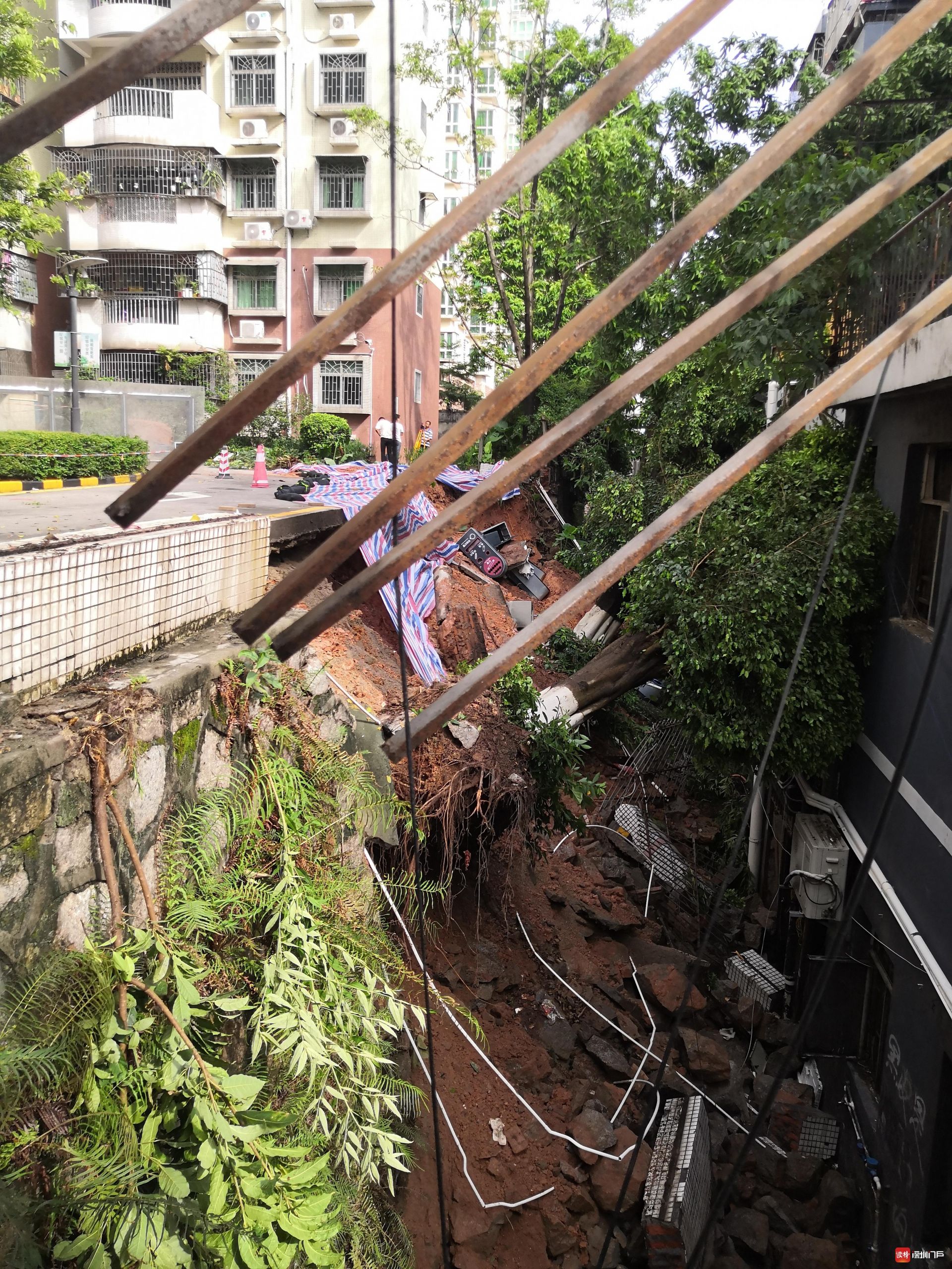 极速真探 | 龙华一市场挡土墙垮塌 附近100余户紧急疏散无伤亡