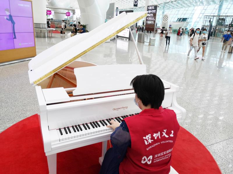 她机场弹奏贝多芬《月光奏鸣曲》吸引大量旅客驻足聆听