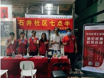 石井社区“七点半”把为民服务的办公桌搬到居民家门口