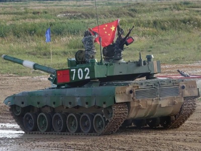 中国陆军代表队在国际军事比赛“坦克两项”预赛中获小组第一