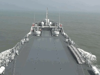 海军某登陆舰大队在黄海进行实弹射击训练