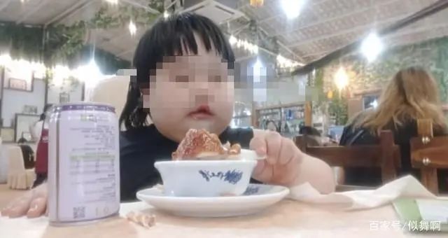 3岁幼童被喂到70斤当吃播赚钱，面对质疑父母竟这样回应……