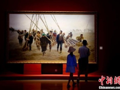 游客在中国美术馆参观脱贫攻坚美术作品展