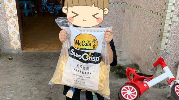 关爱困境儿童有新招：薯条礼包和暑期安全教育宣传单更配哦！