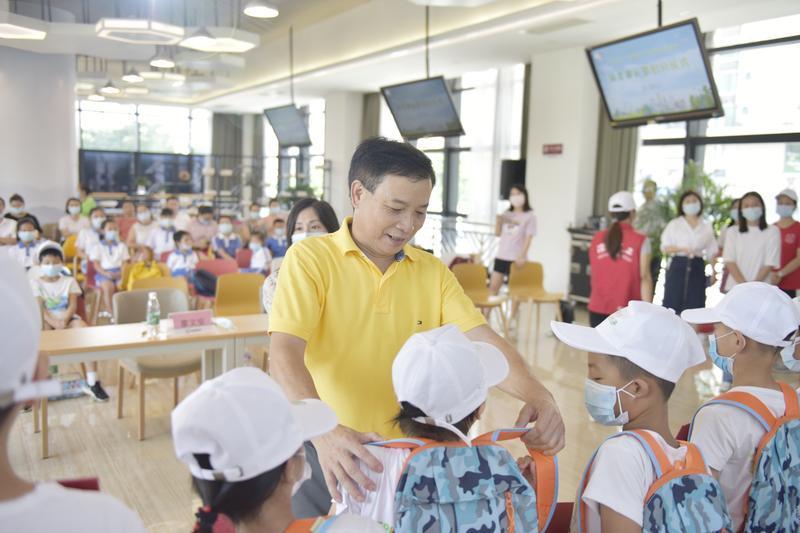 （重）“文明少年 关爱传递” 宝安松岗文明少年为来深建设者子女传递关爱