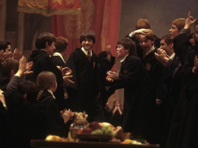 《哈利·波特与魔法石》全球票房破10亿美元 跟随哈利“重返童年”尽享魔法狂欢
