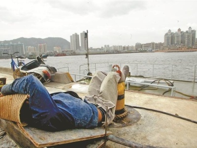深圳影像志 | 蛇口码头，小憩的工人（2003年）