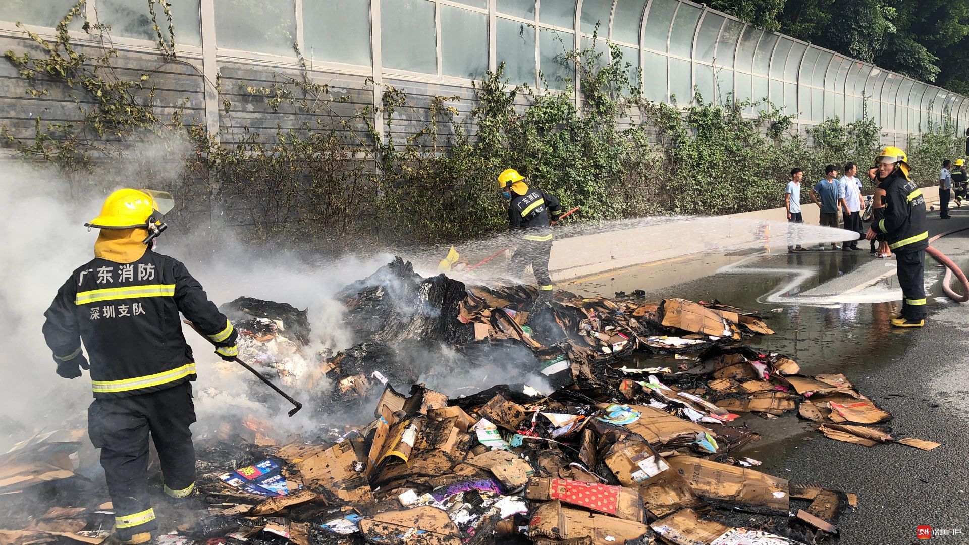 南山一辆满载纸皮的货车着火，幸无人员伤亡