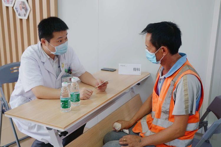 暖心义诊进工地，坪山区人民医院情系职工护健康