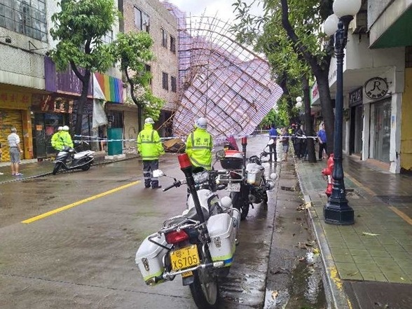 台风过境 中山市小榄镇迅速行动做好路面清理工作