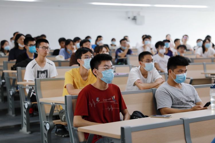 大一新生们请注意！你的网恋“女神”有可能是抠脚大汉