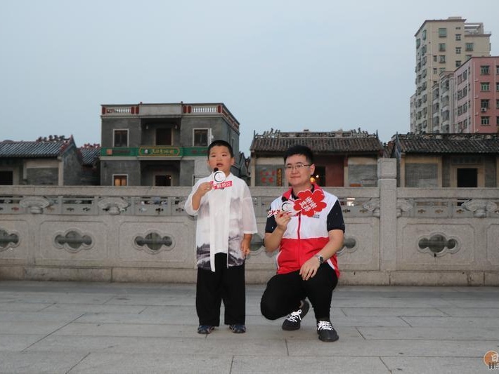 深圳少年直播“带货”历史文化，讲述凤凰古村的故事 