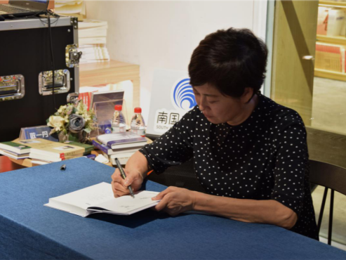 央视原节目主持人敬一丹在南国书香节谈她的三本书