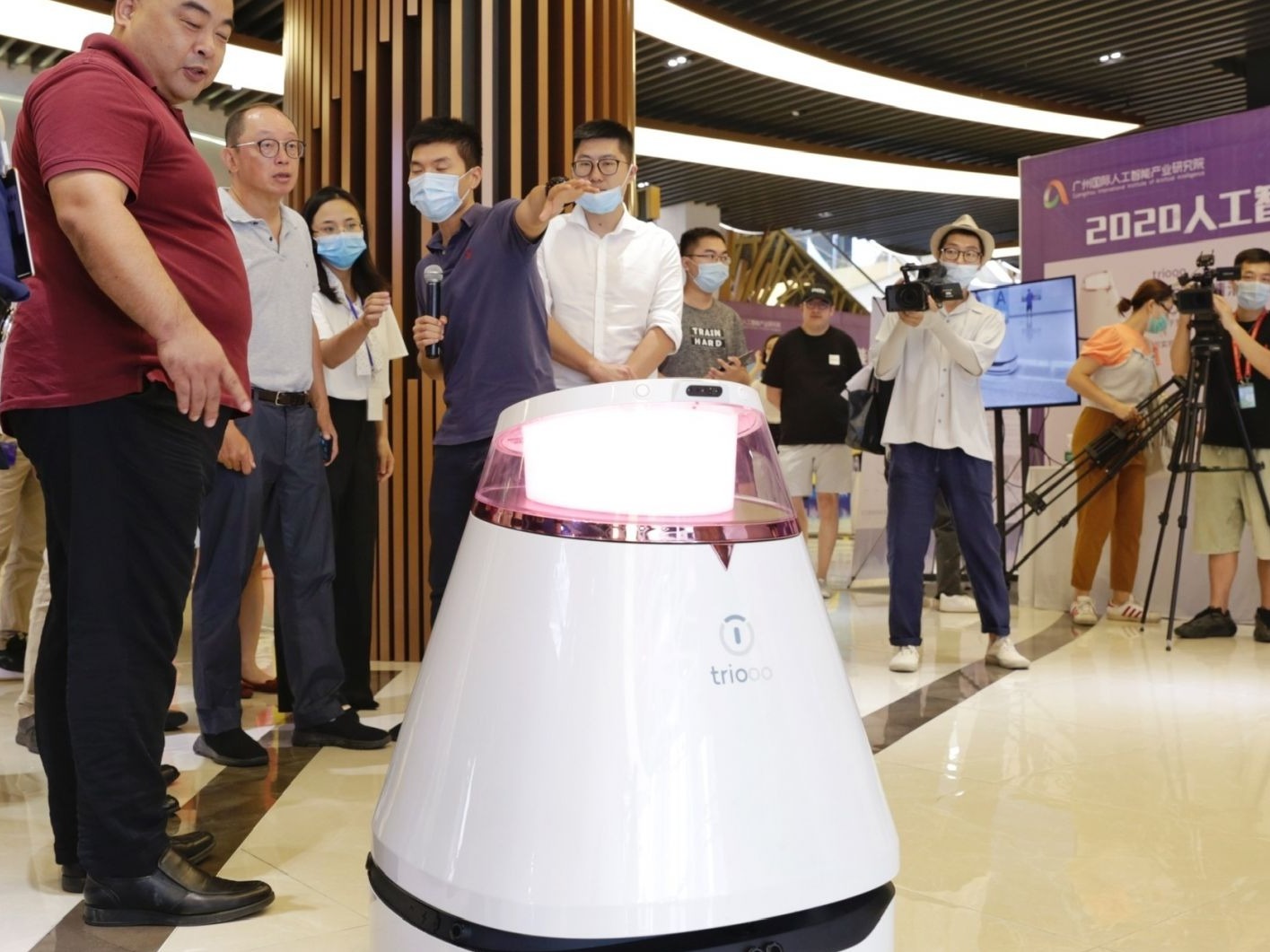 一手抓传统产业转型升级，一手抓战略性新兴产业发展壮大