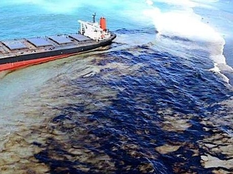 毛里求斯总理称日本搁浅货船已停止漏油 但船体有进一步破裂风险