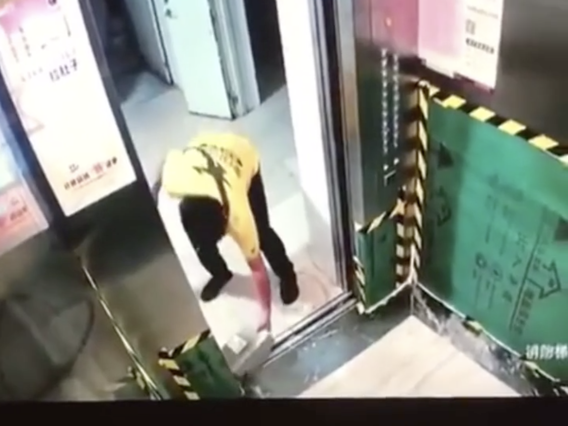 极速真探｜外卖员用物品阻挡电梯运行，危险发生了……