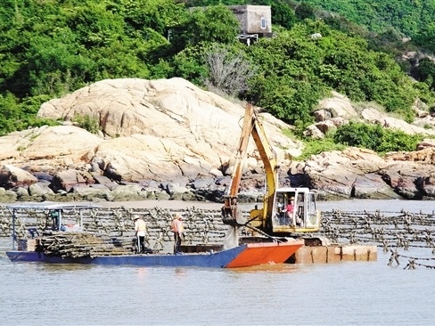 江门台山海上拆违再行动，又一批非法海蚝排将依法清拆