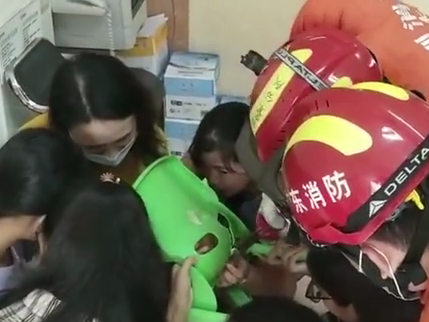 光明两孩童肢体卡进器物 消防队员迅速破拆救助 