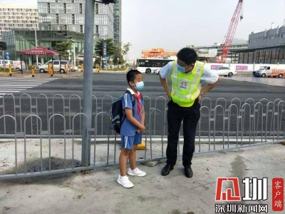 深圳小学生上学路上坐错站急哭 巴士司机交警铁骑接力送回学校