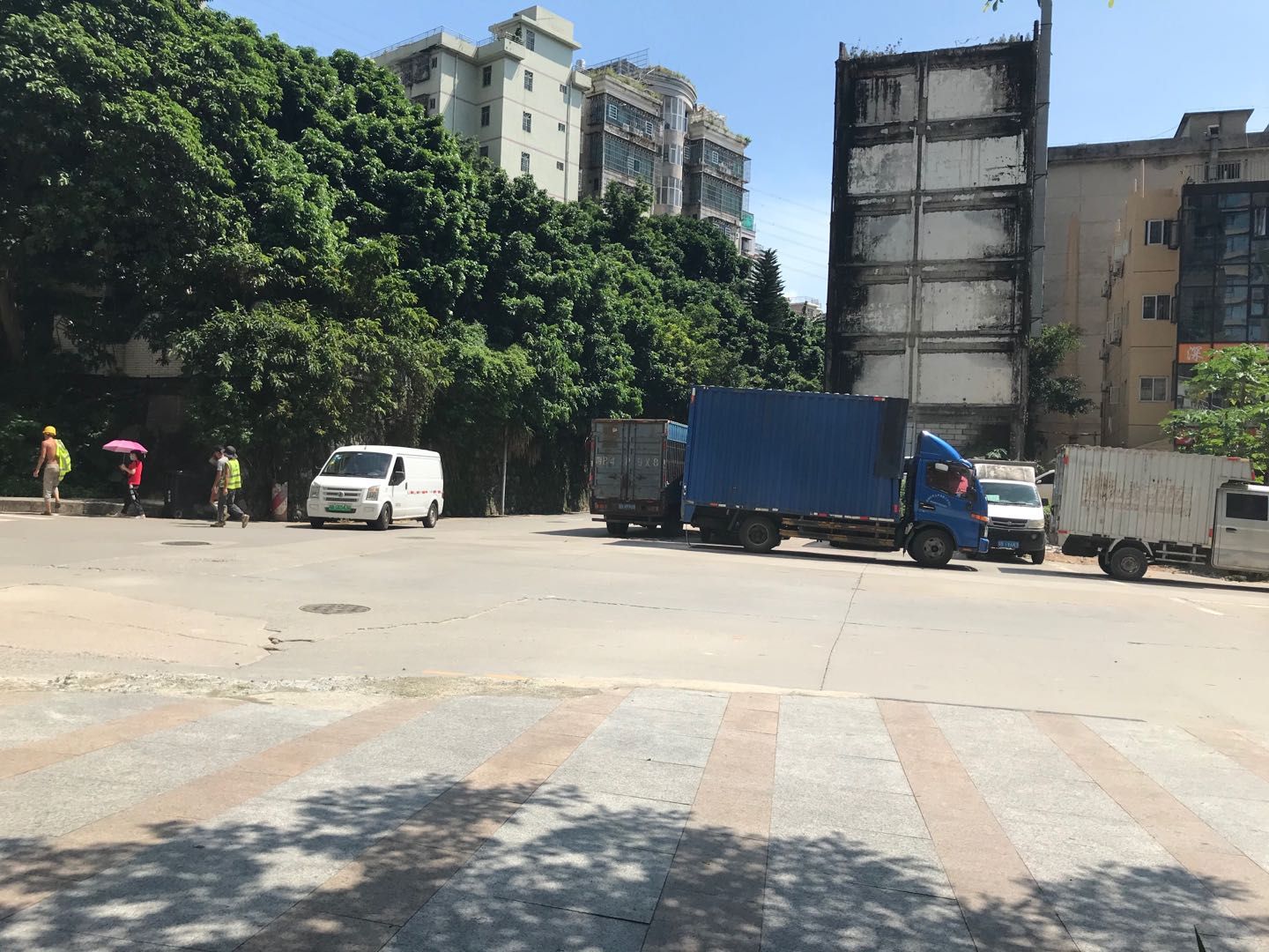 金洲路和罗岗路交叉路口存安全隐患，交警部门回应：增设斑马线和临时红绿灯