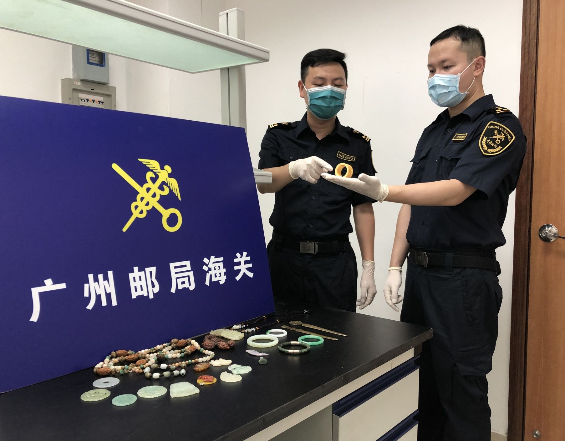 广州海关在进境玉石饰品快件中查获夹藏象牙制品