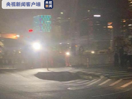 杭州滨江一地铁工地附近路面发生塌陷 直径约三四米