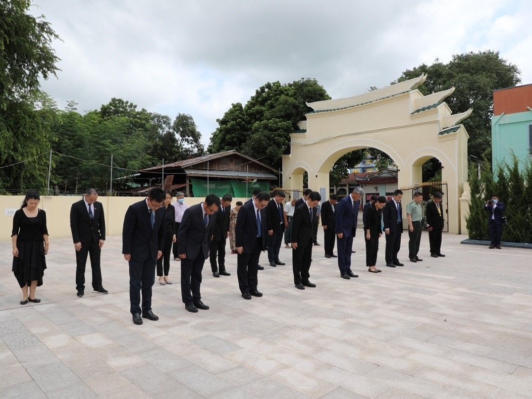 中国驻缅使馆举行向中国远征军烈士敬献花篮活动