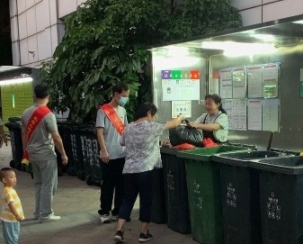 做垃圾分类“守桶人”  他们是常青藤志愿者
