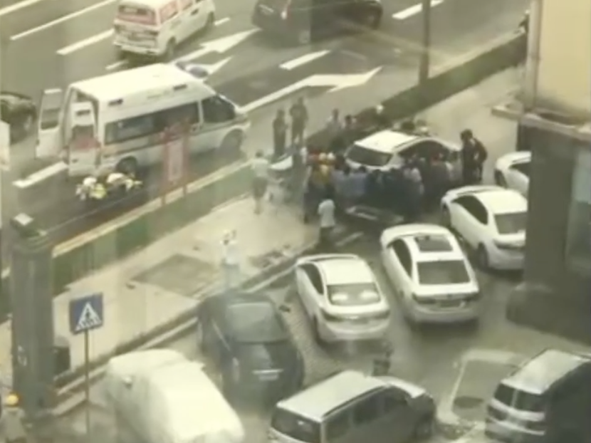 极速真探｜汽车冲上人行道男子被卷入车底，20多名深圳市民自发抬车救人