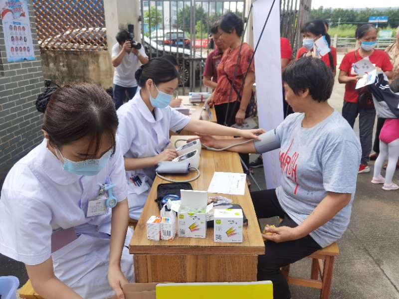 今天一早，大沥村村民在村委排起长队，原来为了……