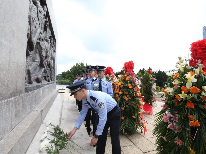 烈士纪念日，深圳湾边检站向革命先烈敬献花篮