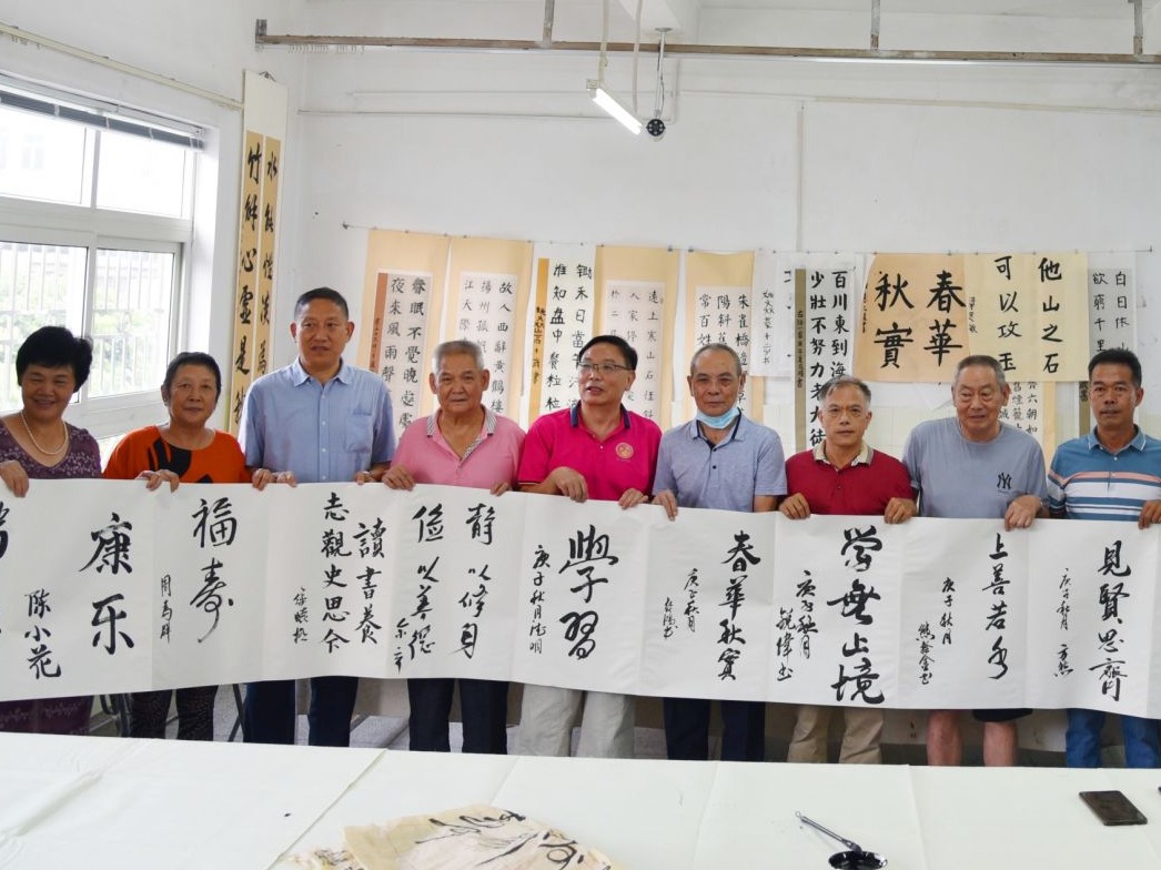 （光明）挥毫泼墨 乐享生活——公明老年大学书法班开班