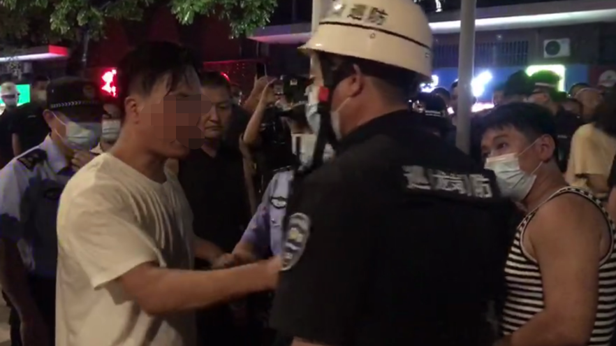 占道经营还暴力抗法？布吉一摊贩被依法处置