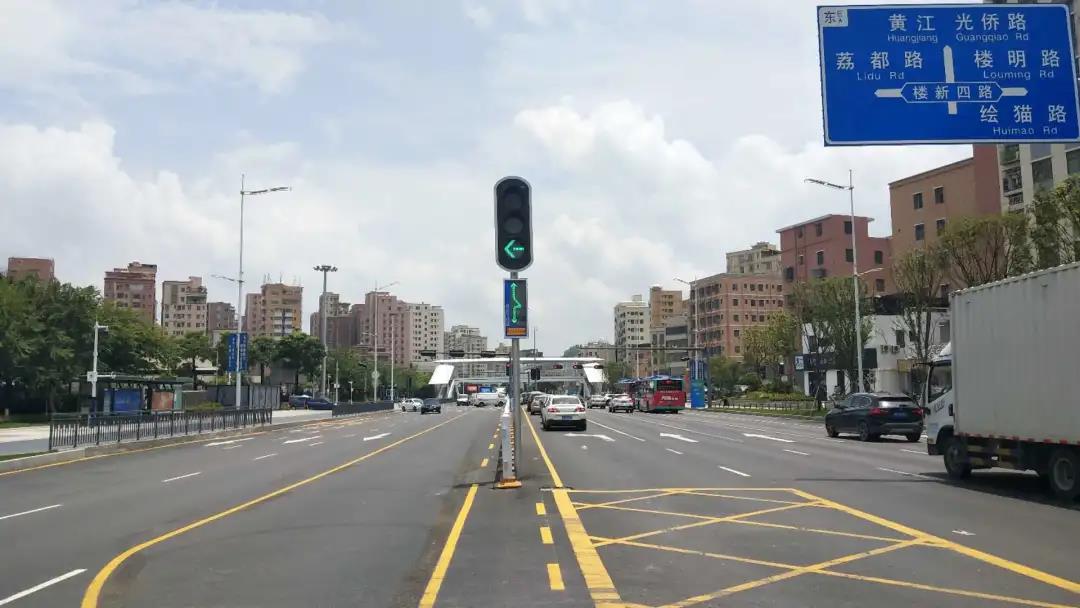 光明这一路口新增“借道左转”！掌握正确走位，高峰期不再“游车海”！
