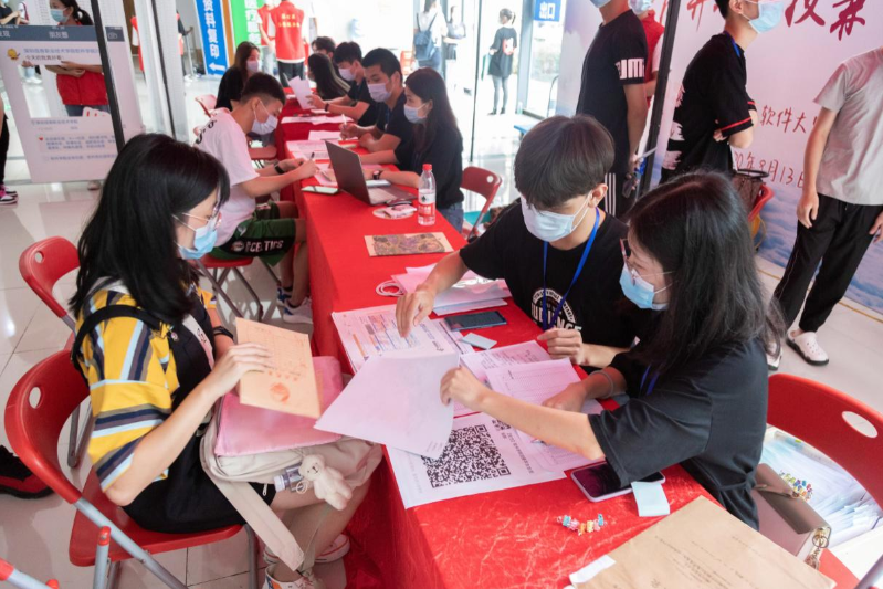 贯通“高职—本科”立交桥！近800名本科新生前来深信院报到