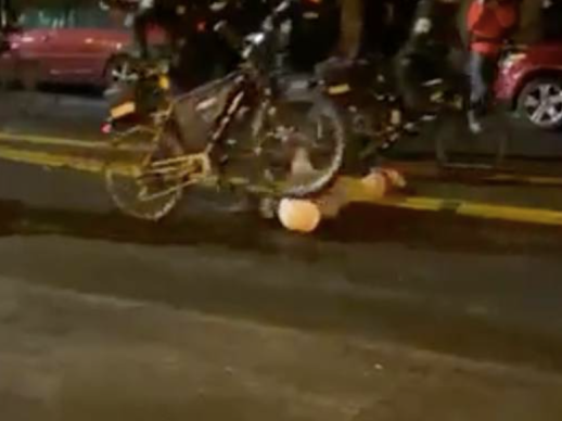 抗议者受伤倒地，美国警察骑自行车径直从其脖子上碾过