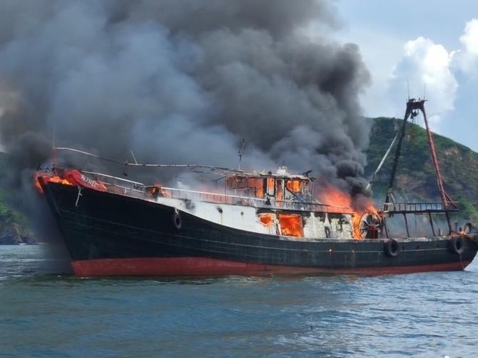 珠海市一渔船突然起火，所幸无人员伤亡
