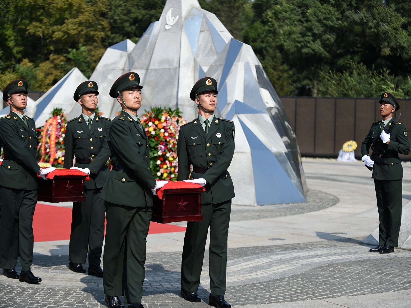 第七批在韩志愿军烈士遗骸迎接安葬记：英雄，祖国接你们回家