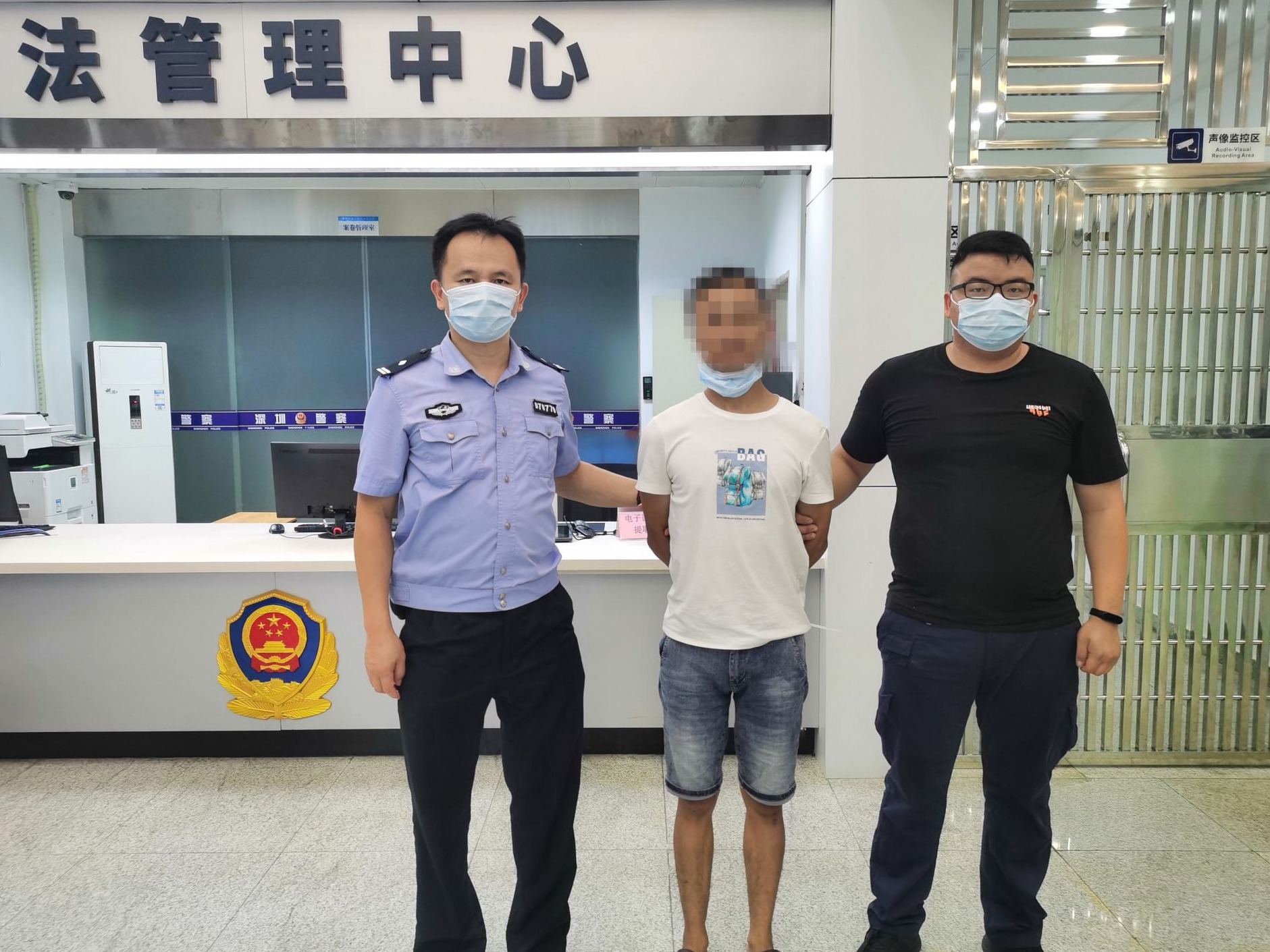 发1000张能得100元 男子街头派涉黄卡片被抓现行 