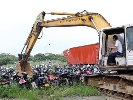 东莞市东坑镇集中销毁非法摩托车、电动车898辆