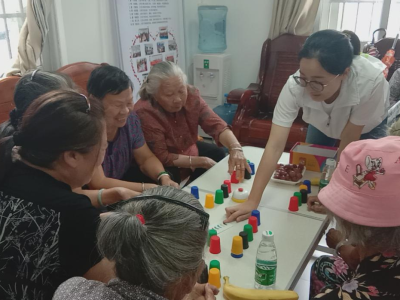 老年人也能玩桌游 官湖社区社工举办专注力挑战工作坊