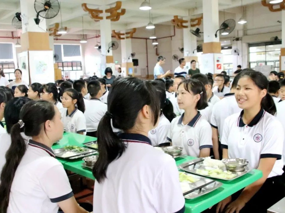 广东一中学推青菜就白饭“危机体验餐”：为提高勤俭节约意识