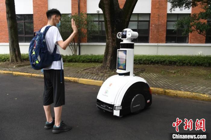 机器人上阵助复旦大学迎新生入学