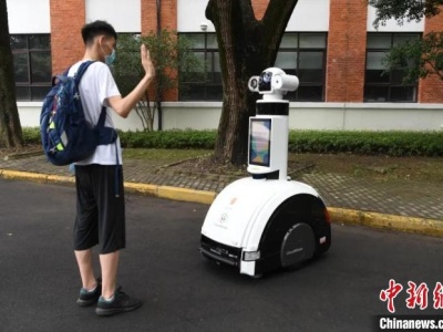 机器人上阵助复旦大学迎新生入学