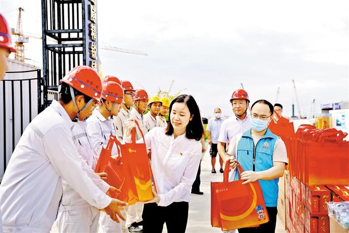 健康义诊送进工地 宝安区总工会慰问深中通道西人工岛建筑工人