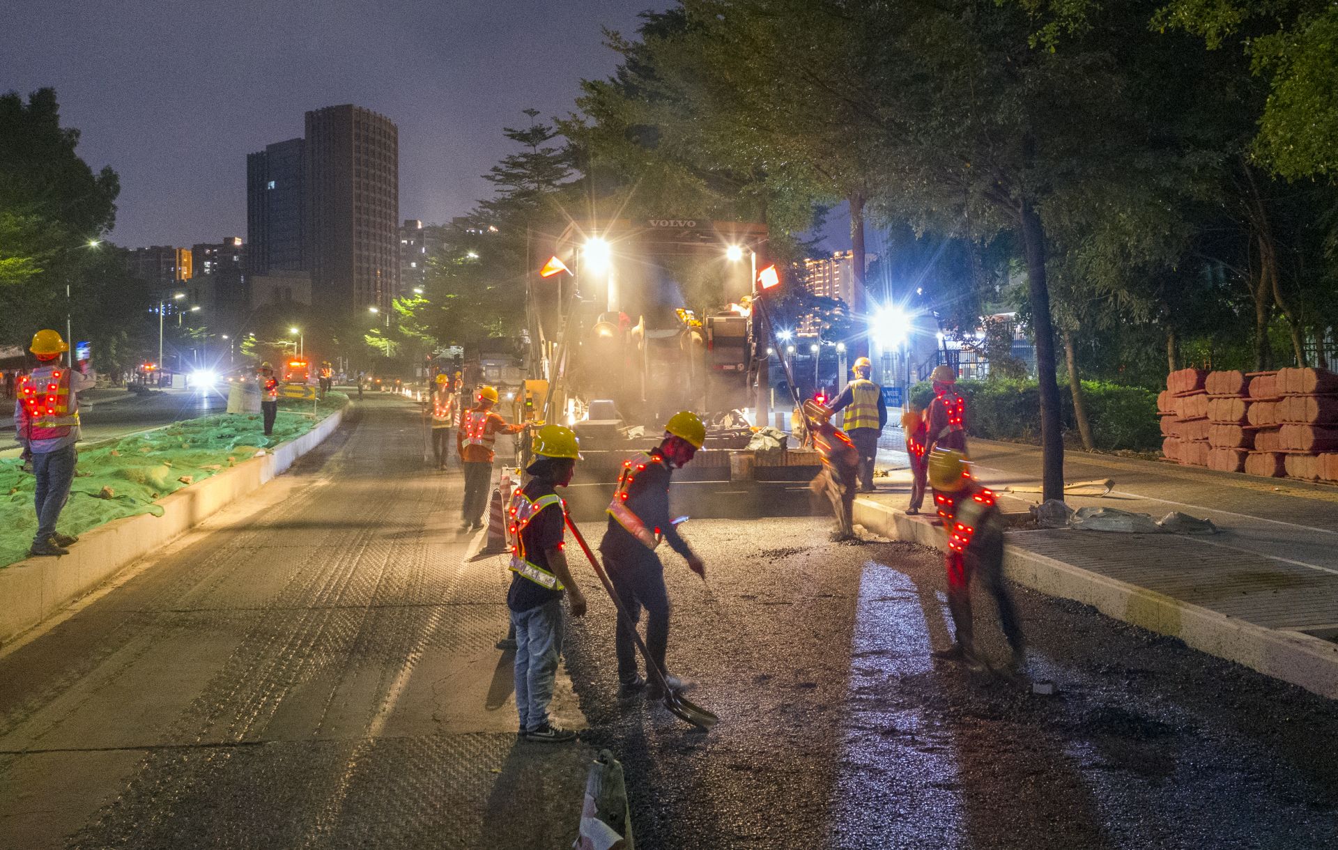 龙华区大富路双提升项目施工人员加紧建设保节日市民出行畅通