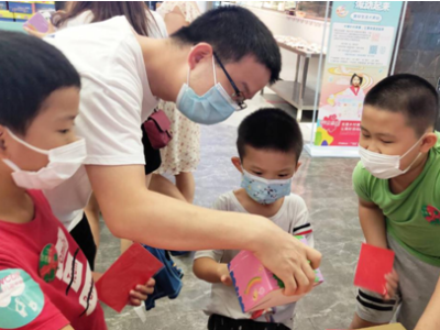 义卖印有乡村儿童画作的马克杯，深圳小志愿者助力乡村儿童实现美术梦想