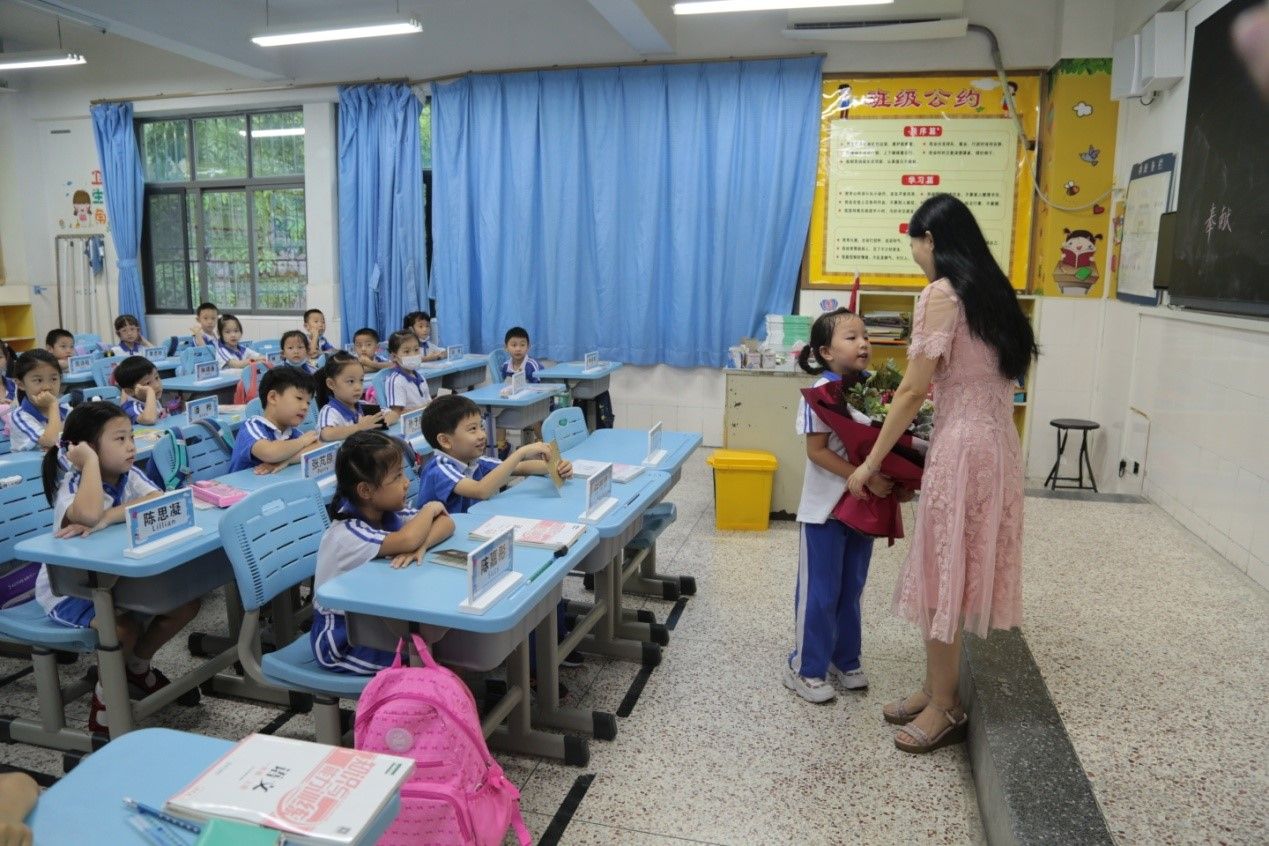三尺讲台 感念师恩 福田区实验教育集团侨香学校一（1）班萌娃花式表白“宝藏”老师