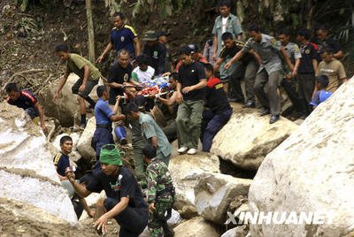 印度尼西亚暴雨引发山体滑坡 造成至少14人遇难